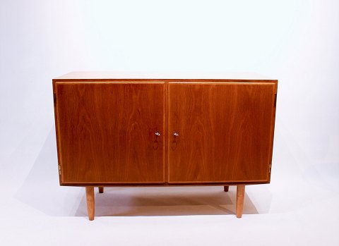 Sideboard of oak with two doors of danish design from the 1960s.
5000m2 showroom.

