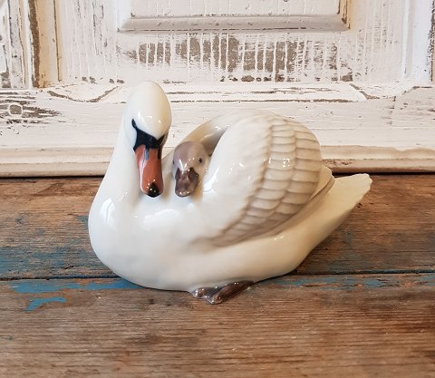 Royal Copenhagen figure - Swan with duckling no. 360