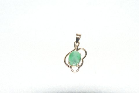 Elegant pendant with green stone 14 carat gold
