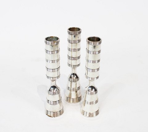 Set of three candlesticks of silverplate and by Quistgaard of danish design from 
the 1960s.
5000m2 showroom.