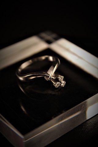 18 karat hvidgulds ring med 3 diamanter , lavet af guldsmed
Knud V. Andersen.
Stemplet 750. Ring størrelse: 56.