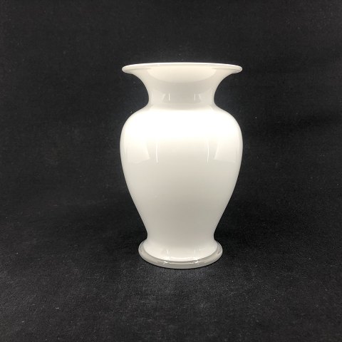 Hvid amfora vase fra Holmegaard
