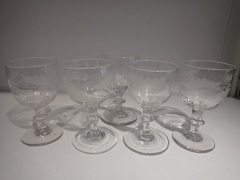Egeløvs slebne vinglas fra Holmegaard. Sælges individuelt.4 stk. solgt