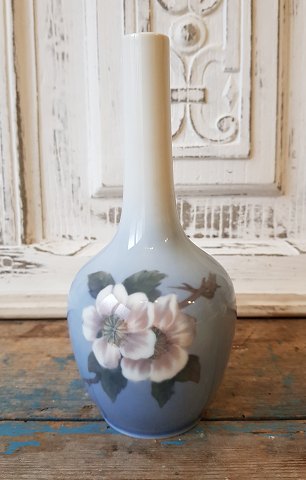 Royal Copenhagen vase dekoreret med hybenrose no. 2630/43B