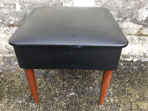 Sewing box / stool
Black skai / Teak
425 kr