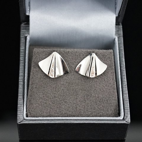 Earrings of 14k white gold set with diamonds