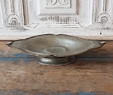 Jugend pewter bowl with moonstone produced at Heuser