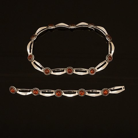 N. E. From, Denmark: Set of sterlingsilver 
necklace and bracelet with amber. Necklace L: 
38cm. Bracelet L: 19cm
