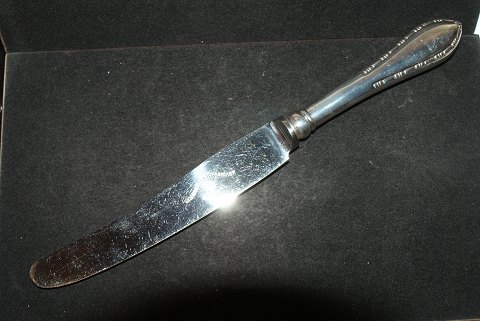 Dinner Knife New Pearl Series 5900, (Perlekant Cohr) Danish silver cutlery
Fredericia silver
Length 25 cm.