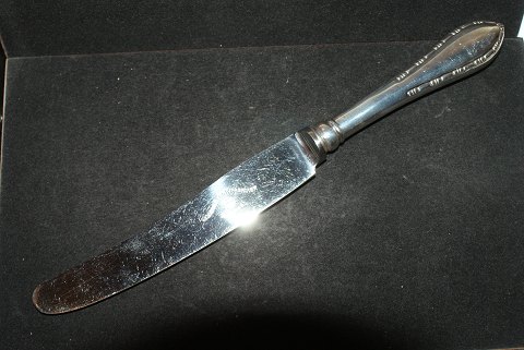 Dinner Knife New Pearl Series 5900, (Perlekant Cohr) Danish silver cutlery
Fredericia silver
Length 25 cm.
SOLD