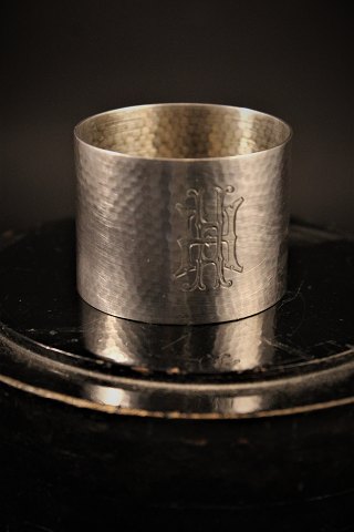 Gammel servietring i sølv , stemplet.
Er graveret "H"
Ø:4,7cm. B:3,5cm.