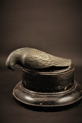 Gammel bronze fugl / due med fin patina.
H:5,5cm. L:15cm.