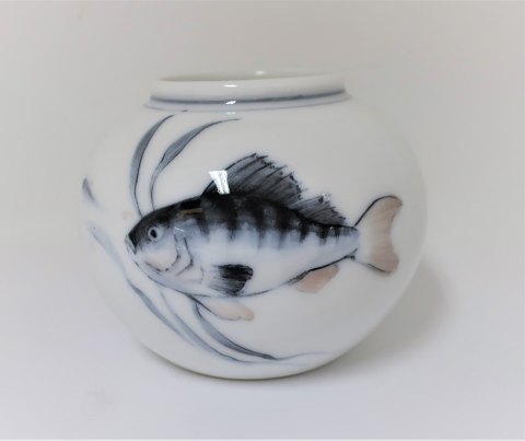 Royal Copenhagen. Lille vase med fiske motiv. Model 2503/2390. Højde 8 cm. ( 1 
sortering )