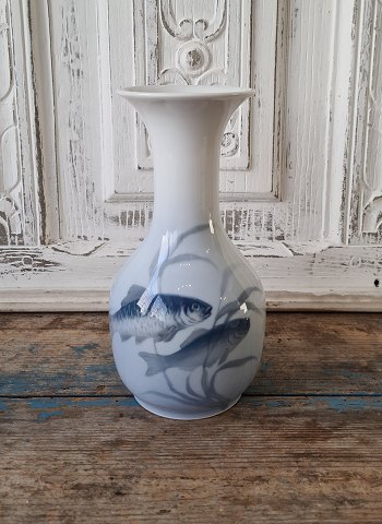 Royal Copenhagen Art Nouveau vase dekoreret med fisk no. 2457/2745