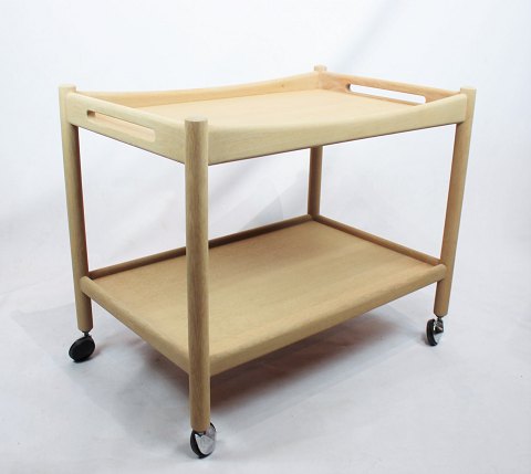 Trolley table of soap treated oak by Hans J. Wegner and Andreas Tuck from the 
1960s.
5000m2 showroom
