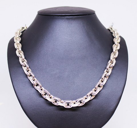 Heavy necklace of 925 sterling silver.
5000m2 showroom.