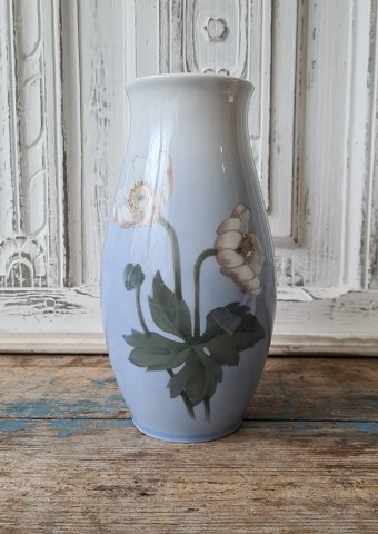 B&G vase dekoreret med høstanemone no. 342/5249