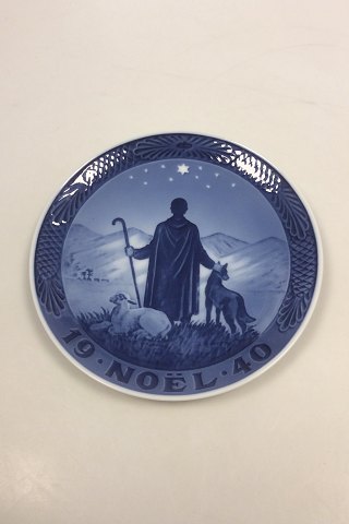 Royal Copenhagen Christmas Plate from 1940 with French inscription "Noel"