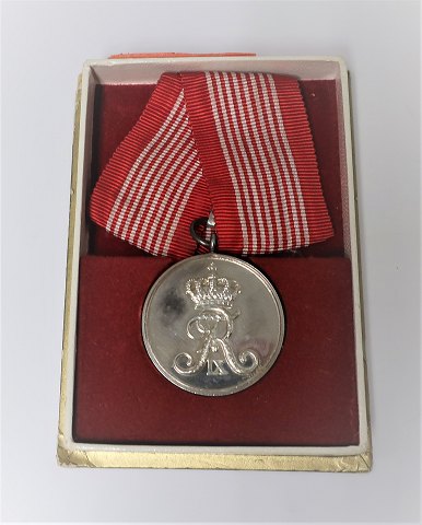 Home Guard merit badge. Frederik lX in silver.