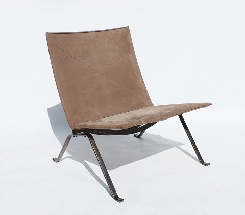 Easy chair, model PK22, of suede designed by Poul Kjærholm in 1955 and 
manufactured by Fritz Hansen in 2016 for the 60th anniversary.
5000m2 showroom.
