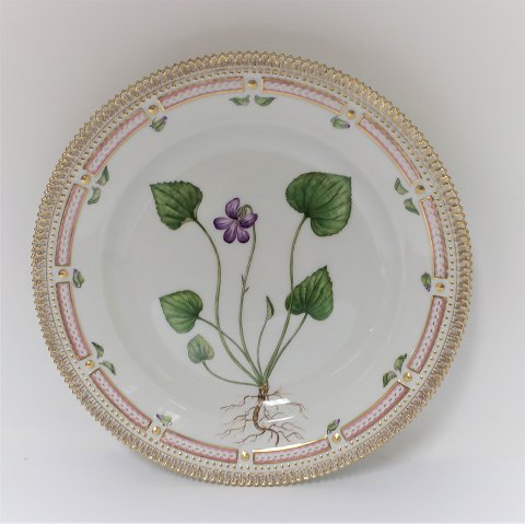 Royal Copenhagen Flora Danica. Menüe Teller. Entwurf # 3549. Durchmesser 25 cm. 
(1 Wahl). Viola uliginosa Bess