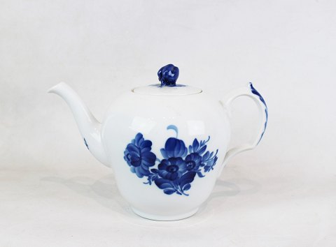 Tea Pot, nr.: 8244, in Blue Flower by Royal Copenhagen.
5000m2 showroom.