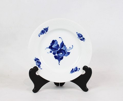 Cake plate, no.: 8092, in Blue Flower, by Royal Copenhagen.
5000m2 showroom.