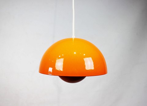 Orange Flowerpot, model VP1, pendel designet af Verner Panton i 1968 og 
fremstillet i 1970erne.
5000m2 udstilling.