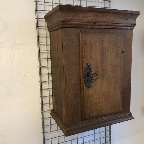 Small fine cabinet from the 1800s
