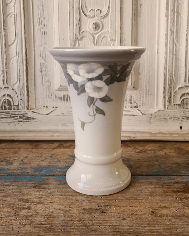 Royal Copenhagen Art Nouveau vase dekoreret med hvide snerler no. 376/1899 - 19 
cm.