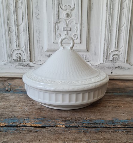 Royal Copenhagen White fan lid dish no. 173/174