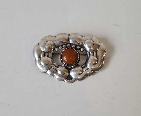 Beautiful brooch in silver with amber. Jensen & Akerlund - Århus 1907-37