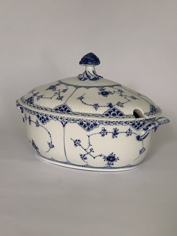 Blue Fluted 
Half Lace 
Tureen
Royal Copenhagen.