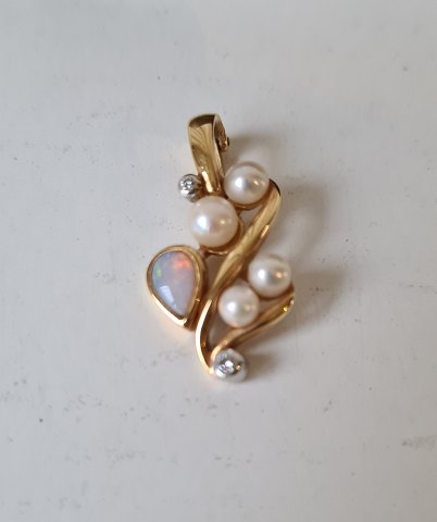 Pendant in 14 kt gold with diamonds, pearls and opal