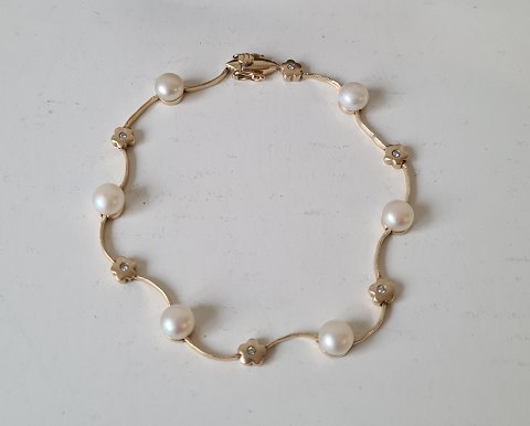 Bernhard Hertz beautiful and feminine vintage bracelet in 14 kt gold with 6 
pearls and 6 brilliant-cut diamonds