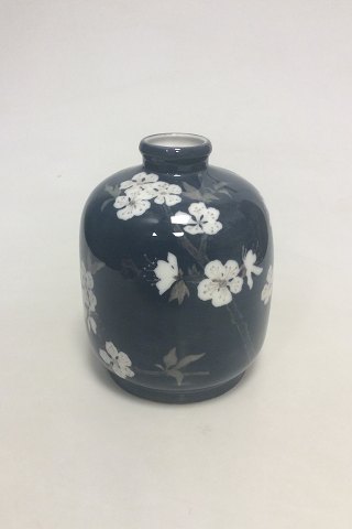 Royal Copenhagen Unika Vase af Anna Smith fra Maj 1897 Kirsebærgrene på mørk 
fond