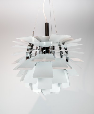 White artichoke, Ø48, designed by Poul Henningsen in 1958 and manufactured by 
Louis Poulsen.
5000m2 showroom.
