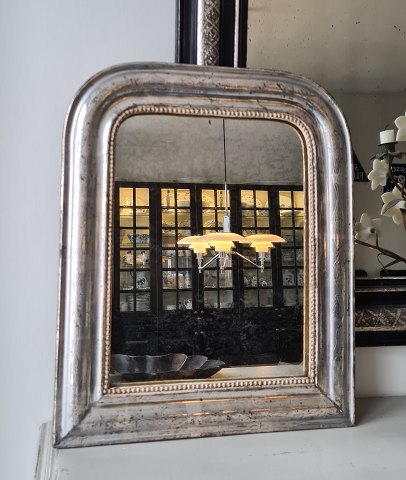 Beautiful Louis Philippe mirror in fine silver frame with pearl edge 42 x 50.5 
cm.