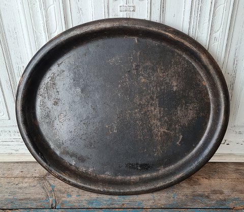 Beautiful 1800s oval metal tray 40 x 48 cm.