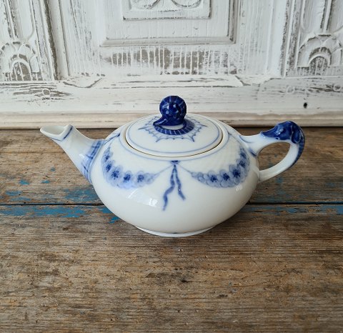 B&G Empire Rare small ufo shaped teapot