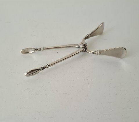 Patricia sugar tongs in silver