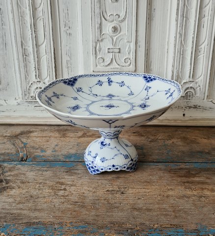 Royal Copenhagen Blue Fluted half-lace dish with wavy edge no. 710