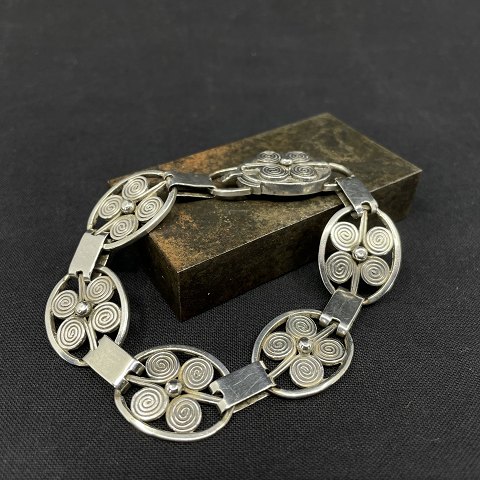 Modern bracelet in silver.