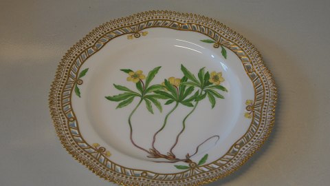 Royal Copenhagen Flora Danica, Breakfast plate Breakthrough with edge
Decoration number # 429 / # 3554
Motif Anemone ranunculoides L
SOLD