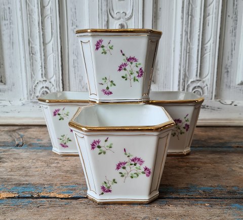 Set of 4 antique B&G flower pot decorated with gold edges and purple flowers 
1852-95