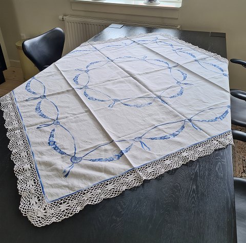 Embroidered tablecloth with Empire pattern 130 x 130 cm.
