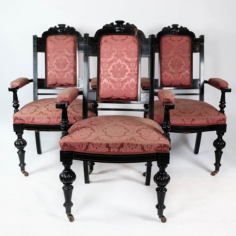 Tre armstole af mørkt træ og polstret med rødt stof, i flot antik stand.
5000m2 udstilling.