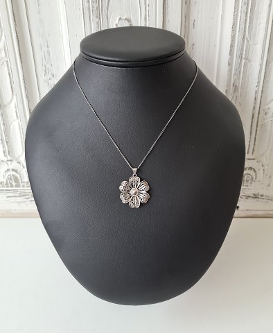 Filigree flower with necklace in silver