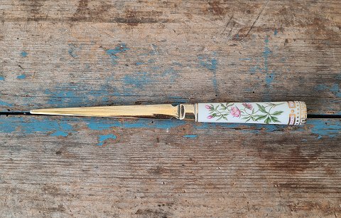 Royal Copenhagen - A. Michelsen Flora Danica letter knife in gilded silver and 
porcelain