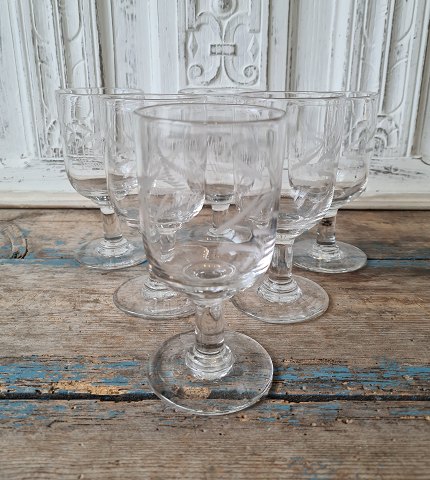 Set on 6 French wine glasses with fine grinding in the form of leaves